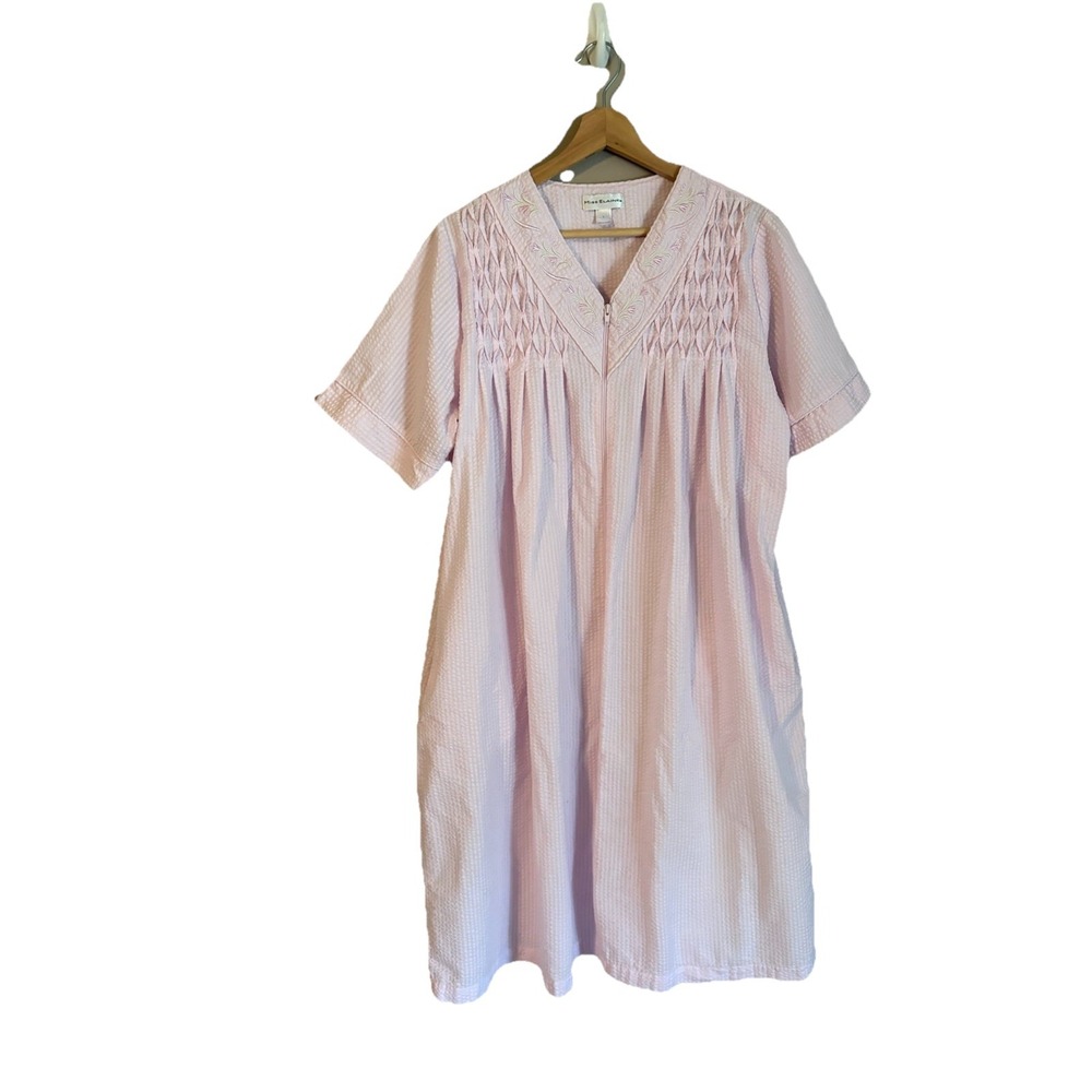 Miss Elaine Seersucker Robe Women Large Pink Excellent Smocked Zip Front Pockets